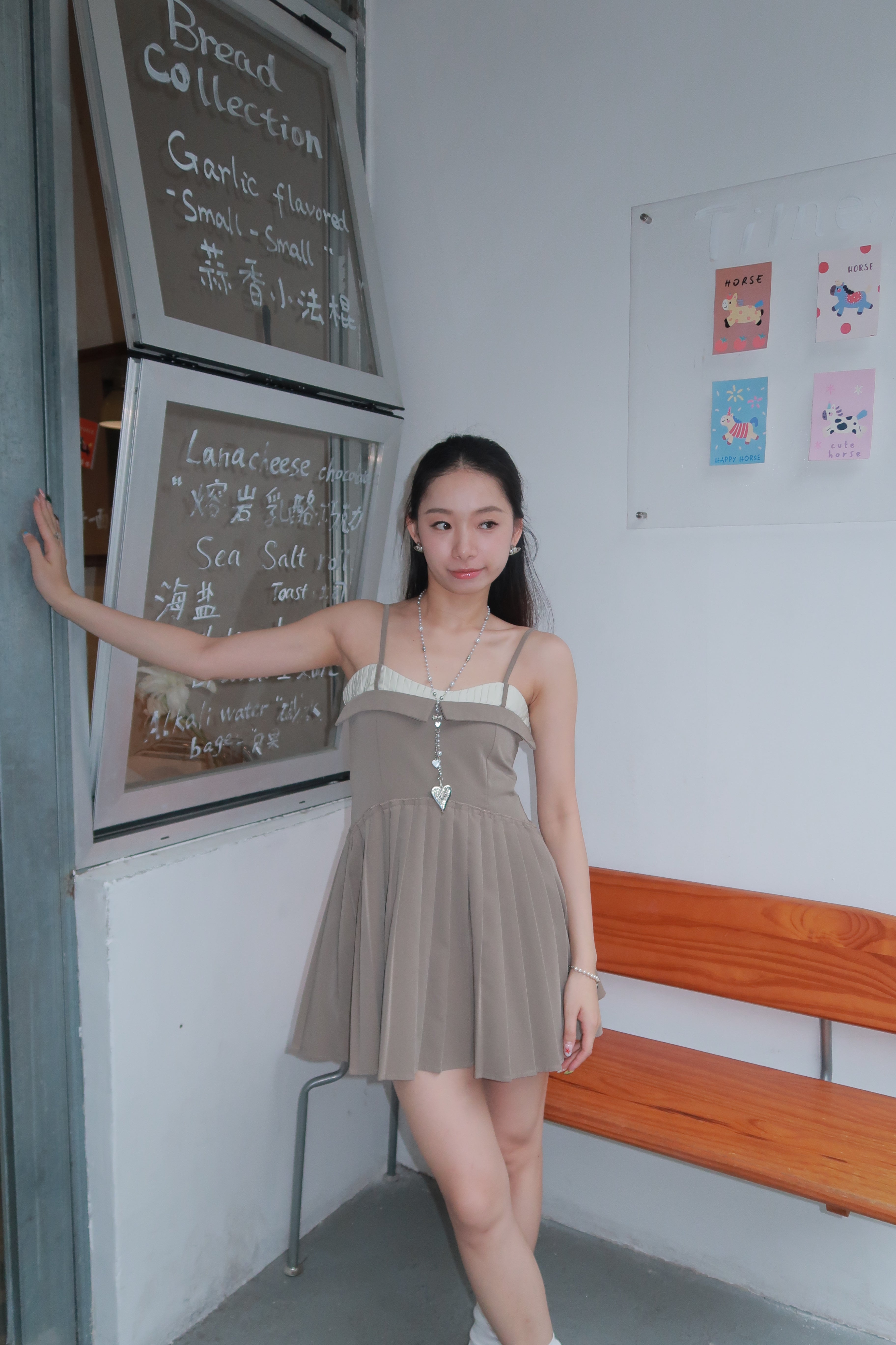 吊带百褶连衣裙